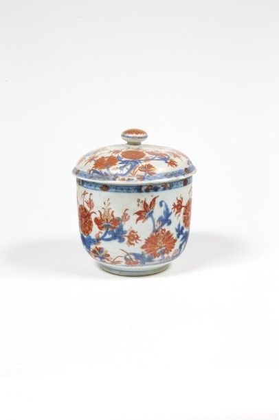 CHINE Pot à sucre rond couvert en porcelaine à décor bleu, rouge et or de pivoines...