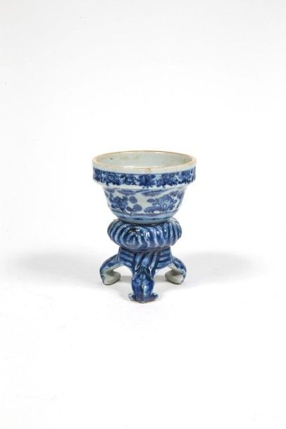 CHINE Salière ronde en porcelaine reposant sur une base tripode, à décor en camaïeu...