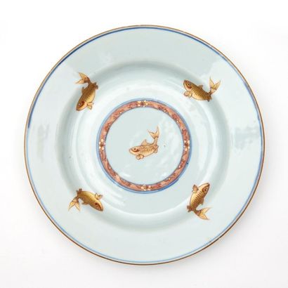 CHINE Assiette en porcelaine à décor bleu, rouge et or dit Imari au centre d'un poisson...