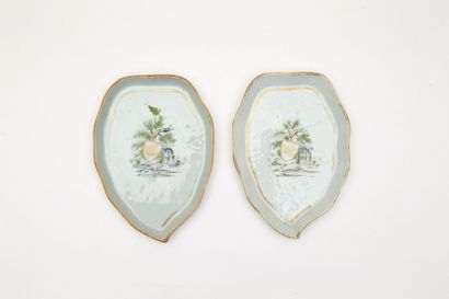 CHINE Deux plateaux ovales en forme de feuille en porcelaine à décor polychrome des...