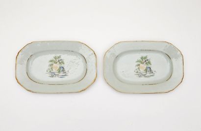 CHINE Deux petits plats rectangulaires à bord contourné en porcelaine à décor polychrome...