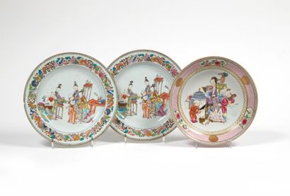 CHINE Deux assiettes en porcelaine à décor polychrome des émaux de la famille rose...