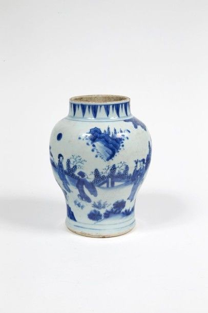 CHINE Vase de forme balustre en porcelaine à décor en bleu sous couverte de paysage...