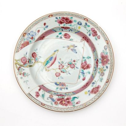 CHINE Assiette en porcelaine à décor polychrome des émaux de la famille rose d'un...