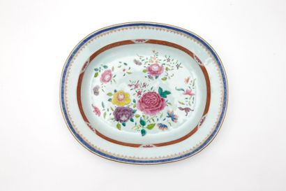CHINE Plat ovale en porcelaine à décor polychrome des émaux de la famille rose de...