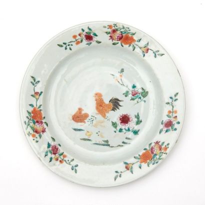 CHINE Assiette en porcelaine à décor polychrome des émaux de la famille rose de deux...