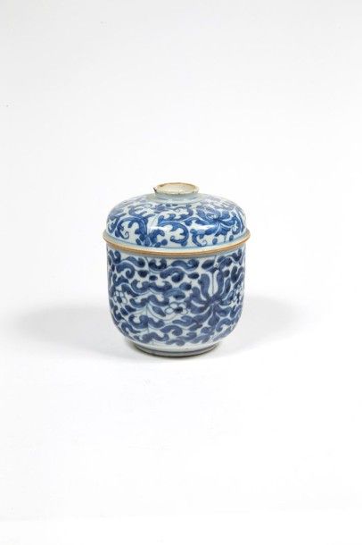 CHINE Pot à sucre rond couvert en porcelaine à décor en bleu sous couverte de lotus...