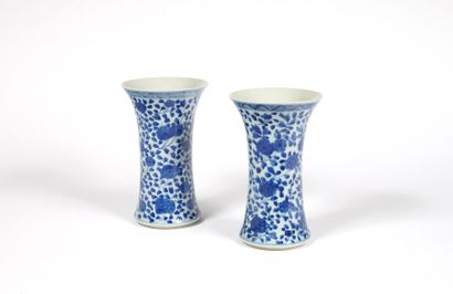 CHINE Paire de petits vases cornet en porcelaine à décor en camaïeu bleu branchages...