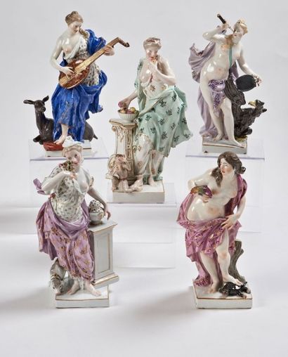 MEISSEN Ensemble de cinq figures en porcelaine, allégories des Cinq Sens, l'ouïe...