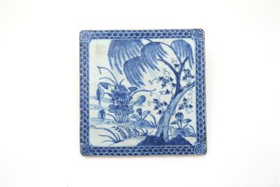CHINE Carreau en porcelaine à décor en bleu sous couverte de lotus et saule dans...