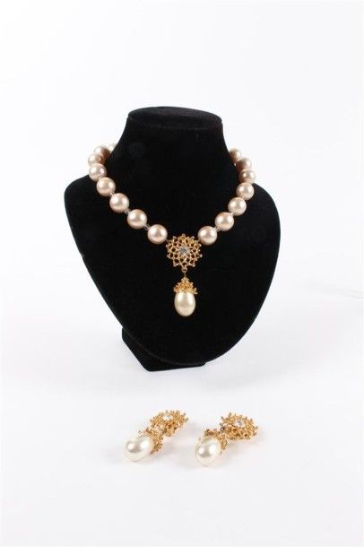 Yves Saint LAURENT Magnifique collier de perles blanches entrecoupées de perles translucides...