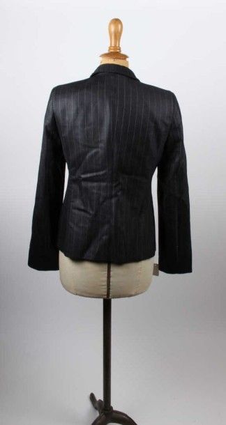 Emporio ARMANI Lot composé de deux vestes à rayures tennis, l'une en lin noir, col...