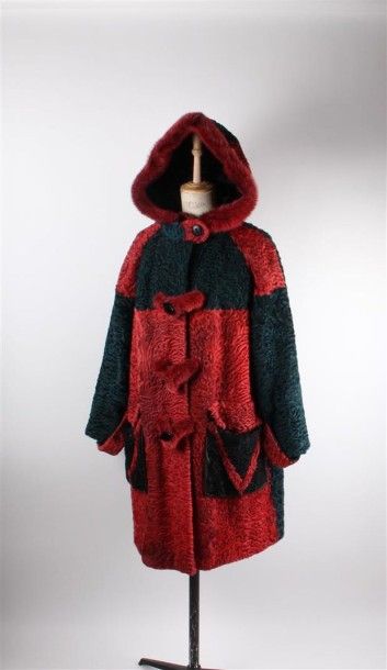 ROYAL FUR Duffle coat à capuche en Astrakan Bukkhara tricolore rouge, vert et noir...