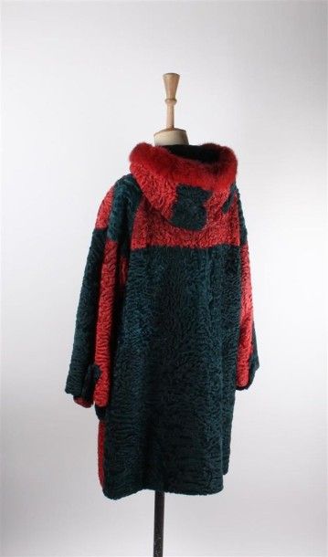 ROYAL FUR Duffle coat à capuche en Astrakan Bukkhara tricolore rouge, vert et noir...