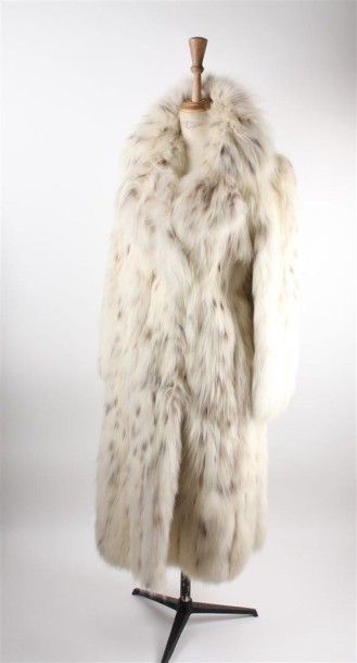 CHOMBERT Manteau en Lynx de Sibérie, important col cranté, double boutonnage à six...