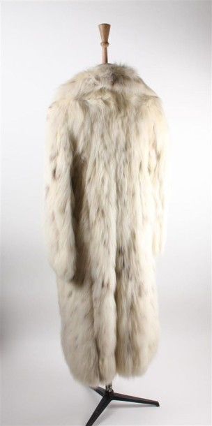 CHOMBERT Manteau en Lynx de Sibérie, important col cranté, double boutonnage à six...