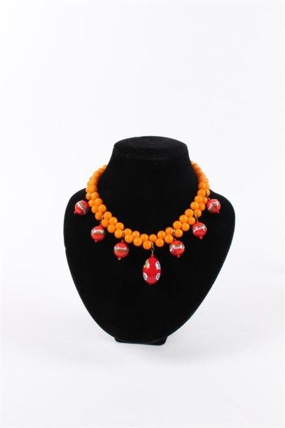 Yves Saint LAURENT Rare collier composé de perles en pâte de verre orange, orné de...