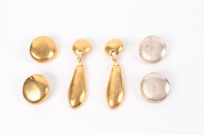 LANVIN Lot composé d'une paire de pendants d'oreille en métal doré se terminant par...