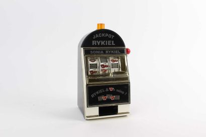 Sonia RYKIEL Objet de décoration figurant un jackpot miniature reprenant les codes...
