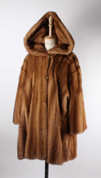 Anonyme 7/8e Duffle-coat en Vison golden, capuche double fourrure, simple boutonnage...