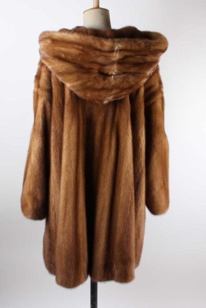 Anonyme 7/8e Duffle-coat en Vison golden, capuche double fourrure, simple boutonnage...