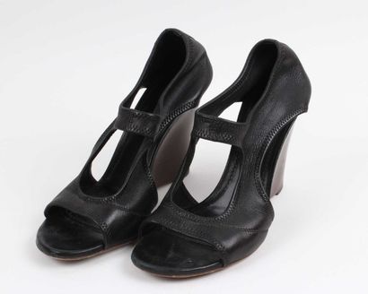 Yves Saint LAURENT Paire de sandales compensées en cuir noir à surpiqures zig-zag....