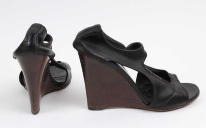 Yves Saint LAURENT Paire de sandales compensées en cuir noir à surpiqures zig-zag....