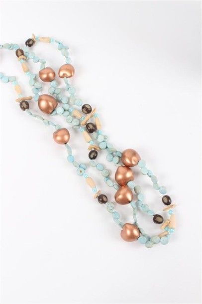 ANONYME Lot composé d'un collier à neuf rangs de perles de turquoise et d'un sautoir...