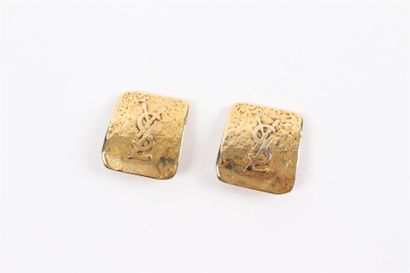 Yves Saint LAURENT Paire de clips d'oreille rectangulaires en métal doré amrtelé...