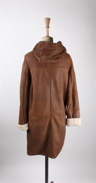 Alain GERARD Duffle coat zippé à capuche en envers cuir vieilli camel et Mouton ivoire,...