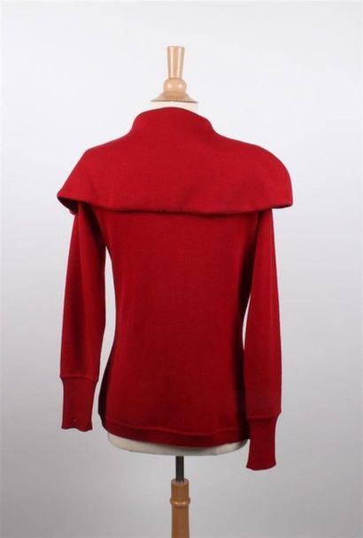 Claude MONTANA circa 1980 Pull cardigan en jersey de laine rouge, devant zippé, col...