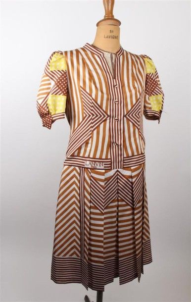 Couture WALDER, Anna SUI Lot composé de deux robes l'une imprimée de motifs géométriques...