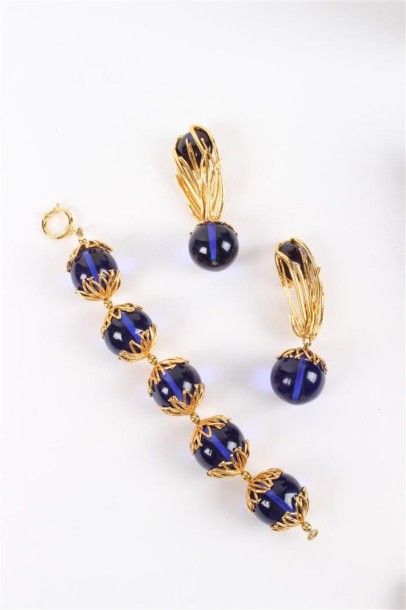 Olivier LAPIDUS Bracelet composé d'importantes perles bleues et métal doré, pendents...
