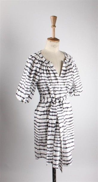 Diane von FURSTENBERG Lot de trois robes l'une en coton blanc imprimé, l'autre en...