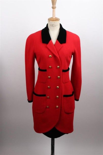 CHANEL boutique Robe manteau en lainage rouge gansé de velours noir, col cranté dont...