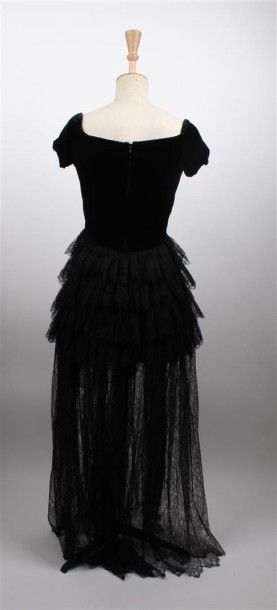 CHANEL boutique Robe longue, buste en velours noir,jupe ample à taille froncée en...