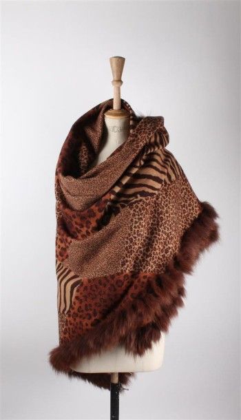 Yves Saint LAURENT Important châle en laine et cachemire reversible à impressions...