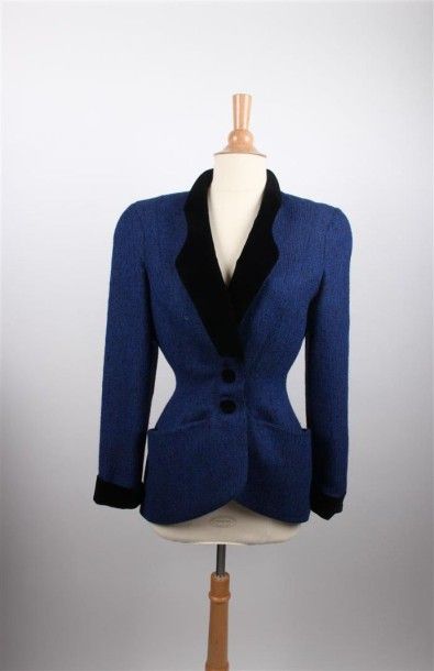 Thierry MUGLER Lot composé de deux vestes cintrées l'une en lainage chevron bleu,...