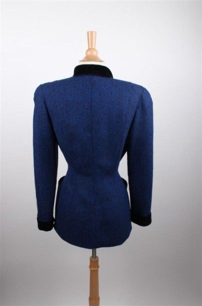 Thierry MUGLER Lot composé de deux vestes cintrées l'une en lainage chevron bleu,...