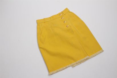 CHANEL Lot composé de deux jupes en coton l'une jaune, l'autre blanche et d'un short...