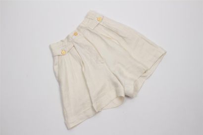 CHANEL Lot composé de deux jupes en coton l'une jaune, l'autre blanche et d'un short...