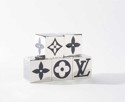 LOUIS VUITTON Jeu "Cube Game" composé de cinq cubes aimantés en acier chromé émaillé...