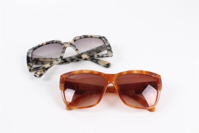 Yves SAINT LAURENT, Marc JACOBS Lot composé de deux paires de lunettes de soleil,...