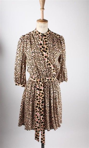 Diane von FURSTENBERG Lot de deux robes portefeuille: l'une en soie et lycra imprimé,...