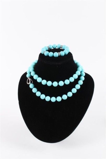 ANONYME Demi parure en perles de verre turquoise, composée d'un collier réglable,...