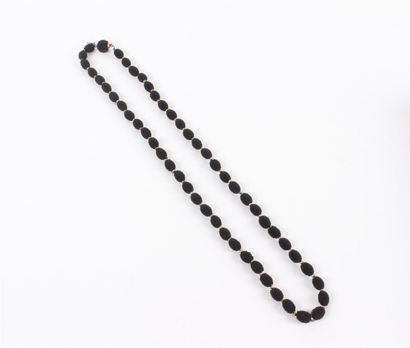ANONYME Sautoir composé de perles rehaussées de perles noires