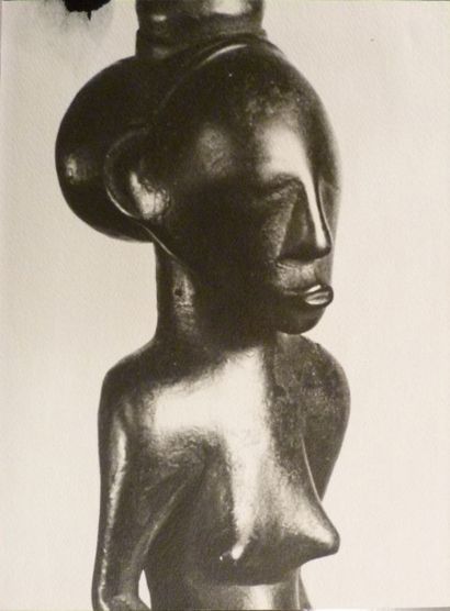 MAN RAY (1890-1976) 
Sculpture africaine
Photographie en noir et blanc, porte le...