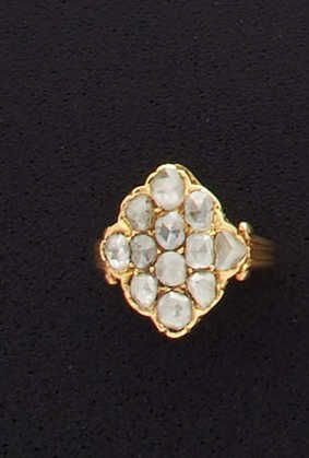 null Bague en or jaune 18 k de forme marquise sertie de diamants taillés en rose....