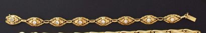 null Bracelet articulé en or jaune 18 k composé de huit motifs ovales ajourés à décor...