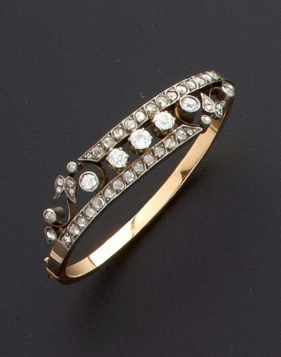 null Bracelet rigide ouvrant en or 18 k et argent serti de cinq diamants de taille...